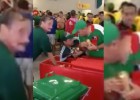 Hinchas mexicanos 'asaltaron'  neveras llenas de cervezas