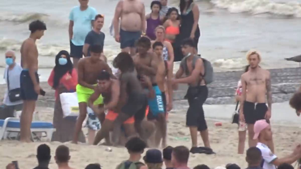 Pelea en una playa belga sin distanciamiento social