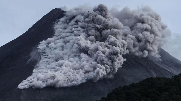 Captan el momento en el que un meteoro cae sobre un volcán de Indonesia -  AS.com