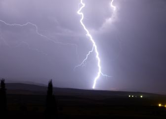 Qué hacer si te pilla dentro de casa una tormenta eléctrica: apaga el  móvil, no te duches y más