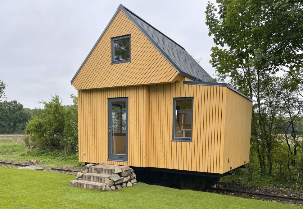 Así es la mini casa más bonita y acogedora de todas: de madera robusta y un  porche coqueto por poco más de 6.000 euros