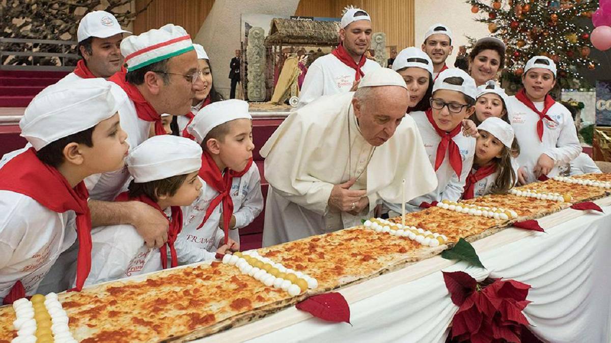 El Papa Francisco Celebra Su Cumpleanos Con Una Pizza Gigantesca As Com