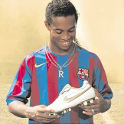 Ronaldinho estrena hoy unas botas con oro de 24 quilates - AS.com