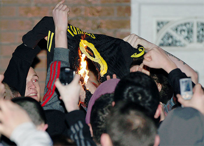 Liverpool Fan Burns Fernando Torres Jersey on Sky Sports 