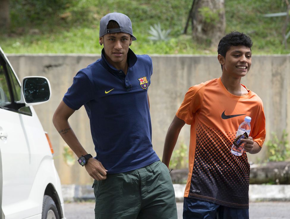 Touhou Vinagre Bolsa Neymar sorprende a un niño en Kuala Lumpur - AS.com
