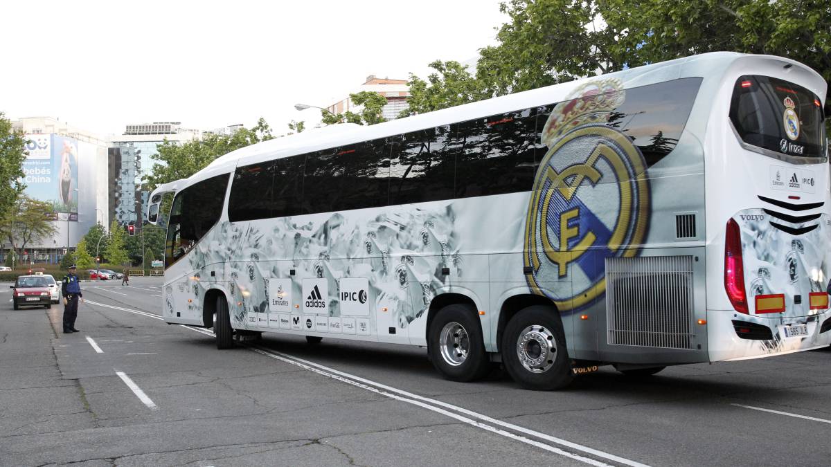 Resultado de imagen para bus real madrid psg