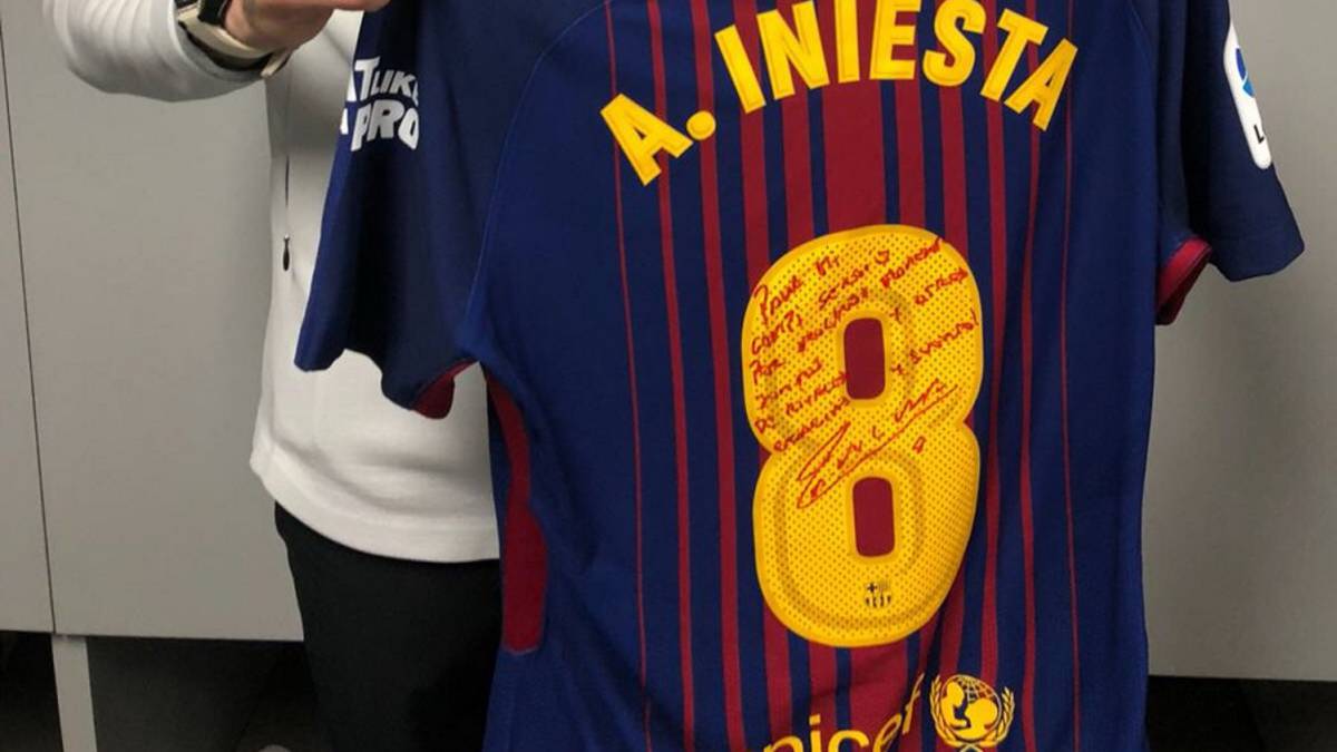 Iniesta le dedicó a Ramos su última camiseta en un Clásico - AS.com