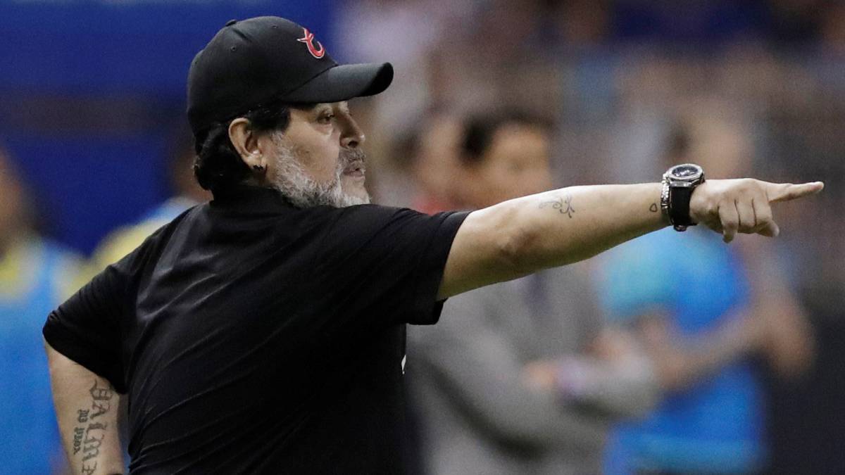 Maradona viaja a Argentina para ser operado del hombro