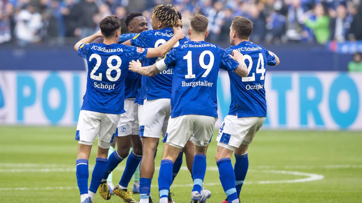 El Schalke 04 congela sus negociaciones por el coronavirus - AS.com