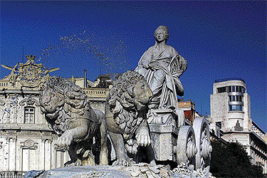 AS descubre los dos leones de La Cibeles 