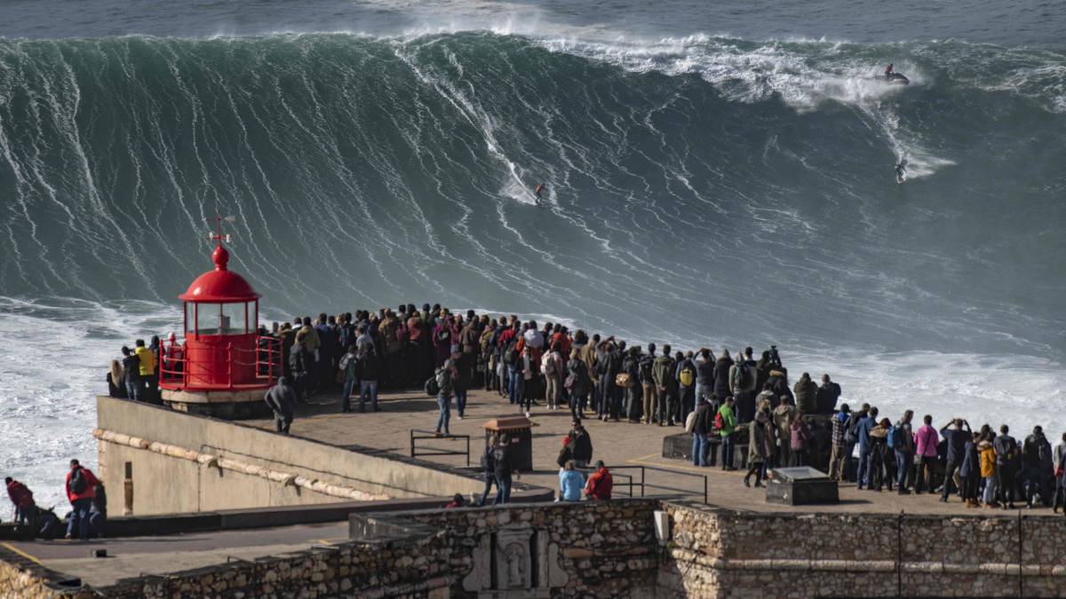 Olas de 20 metros para surfistas intrépidos en Nazaré - AS.com