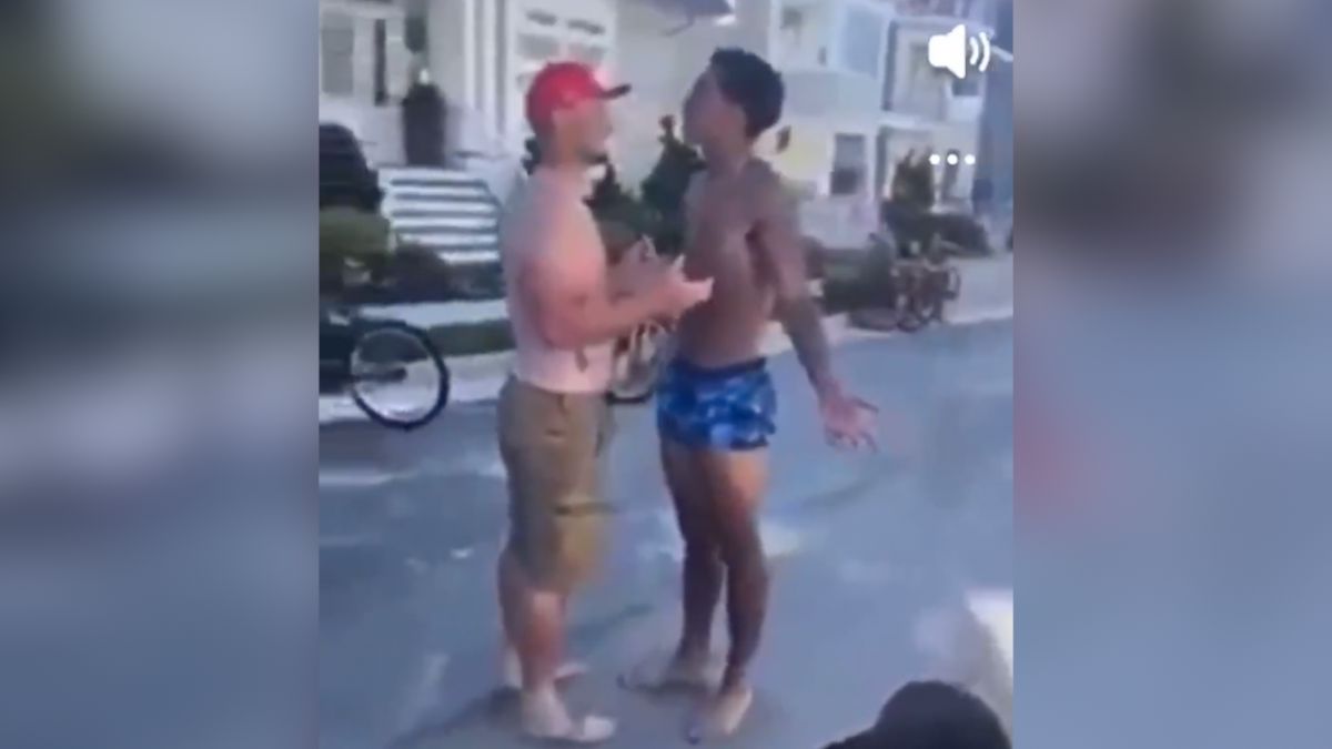 Alfombra de pies Amante Excretar Sale a la luz el vídeo de cómo dejan KO de un puñetazo a un jugador en una pelea  callejera - AS.com