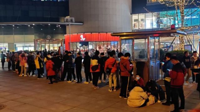 Fans de Genshin Impact hacen cola para entrar a KFC