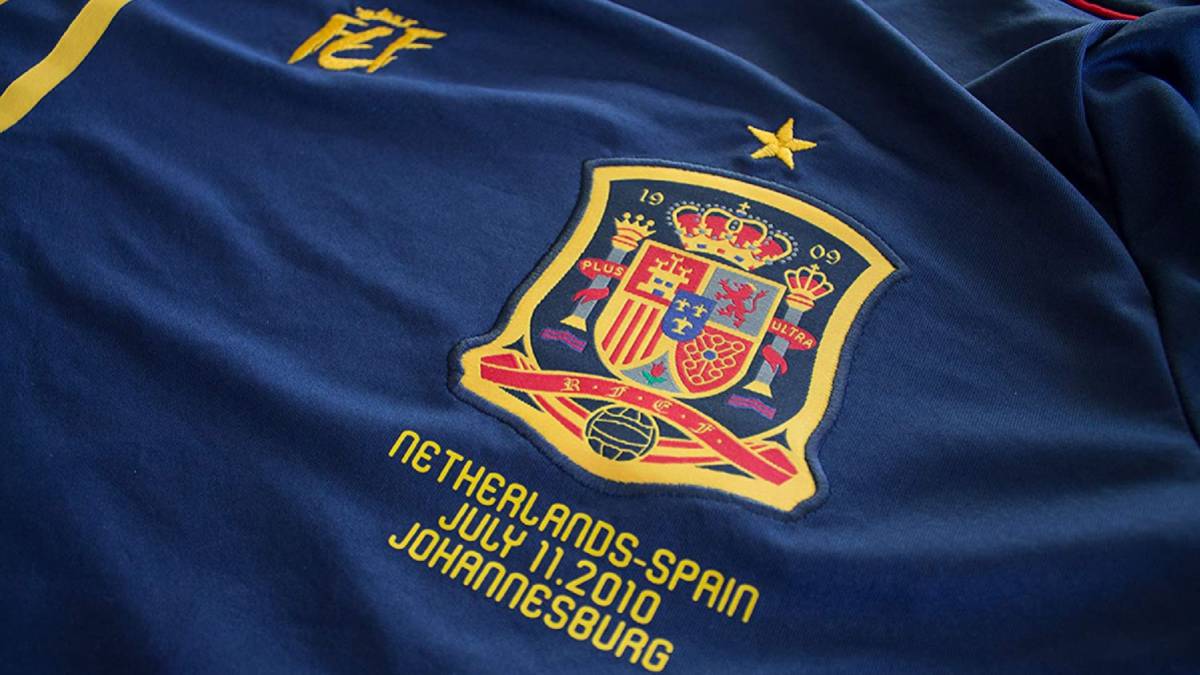 Celebra los 10 años del Mundial de Sudáfrica con la camiseta oficial  conmemorativa de España Celebra los 10 años del Mundial de Sudáfrica con la  camiseta oficial conmemorativa de España - AS.com