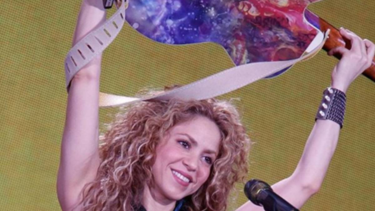 Shakira Lleva Al Escenario A Pique Y A Sus Hijos Con Una Guitarra En Su Homenaje As Com