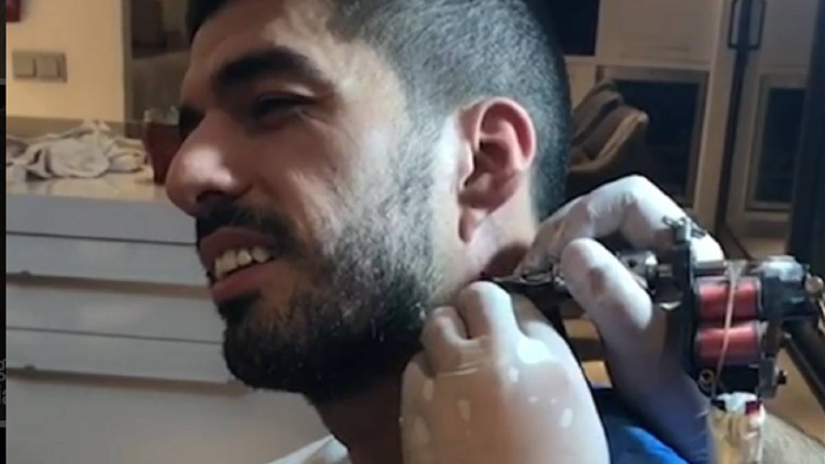 Luis Suarez Se Tatua Su Famoso Gesto De Las Celebraciones De Gol