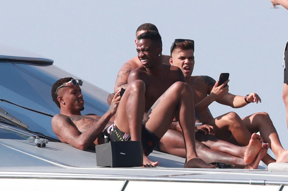 Vinicius y Militao se relajan en las playas de Ibiza - AS.com