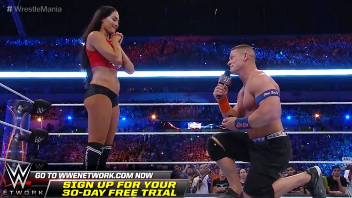 el primero hacer los deberes traductor WWE | Vídeo: John Cena propuso matrimonio a su novia sobre el ring - AS.com