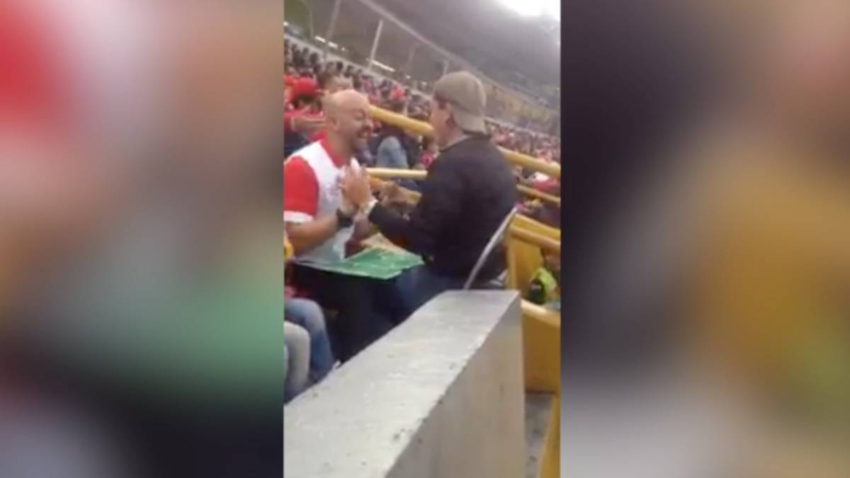 Vídeo: | Sin palabras: así ayuda un padre a su hijo ciego a seguir el  fútbol... 