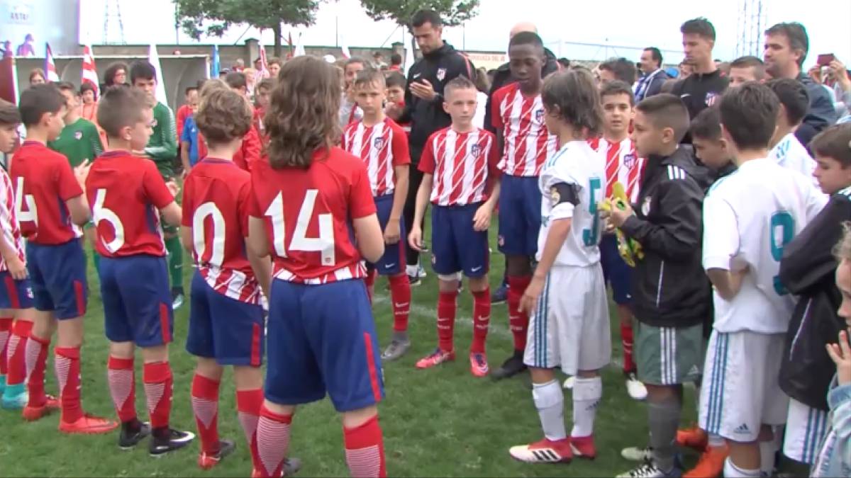 Video El Gesto Mas Ejemplar De Los Alevines De Madrid Y Atletico As Com