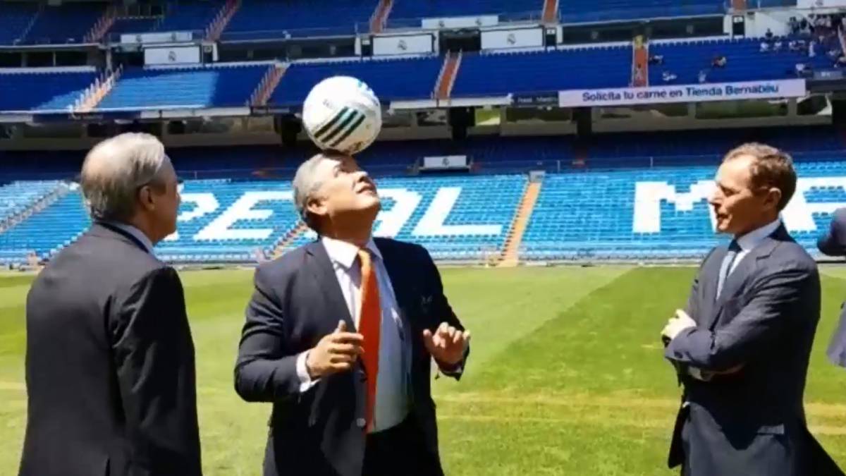 Video | Iván Duque hizo 'veintiuna' en el Santiago Bernabéu - AS.com